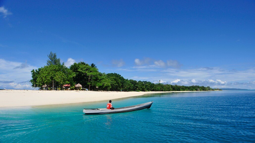 sebuah kapal di atas perairan alor